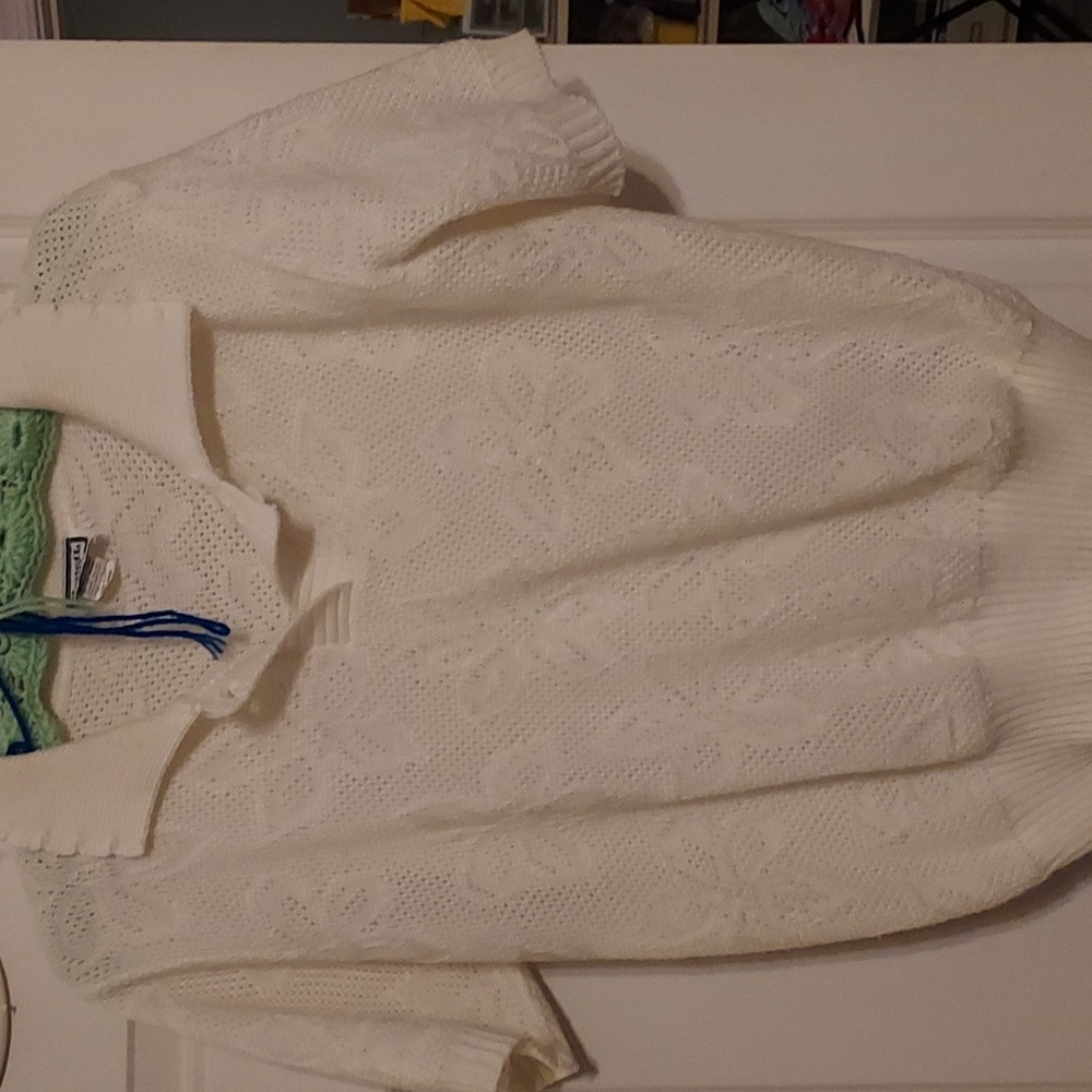 Short-sleeved white sweater
